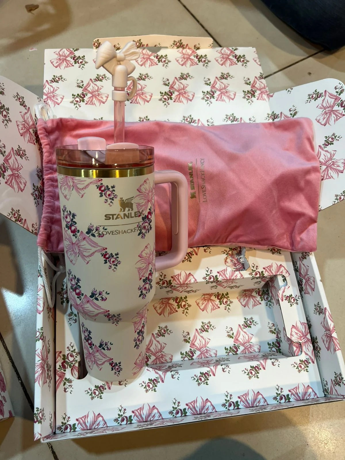 New stainless steel travel mug with handle, lid and straw, large capacity 1.8L Stanley