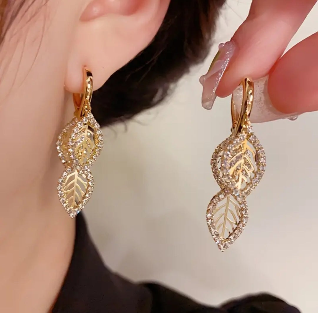 Elegant leaf earing