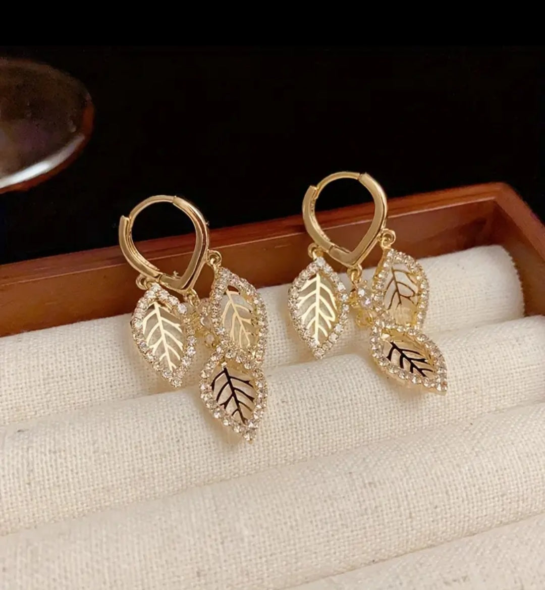 Elegant leaf earing